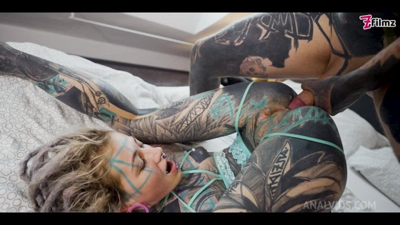 Analvids Anuskatzz Tattoo-Girl Anuskatzz wird tief in den Arsch gefickt / Anal, Gape, Prolaps, Blowjob mit gespaltener Zunge, Punk
