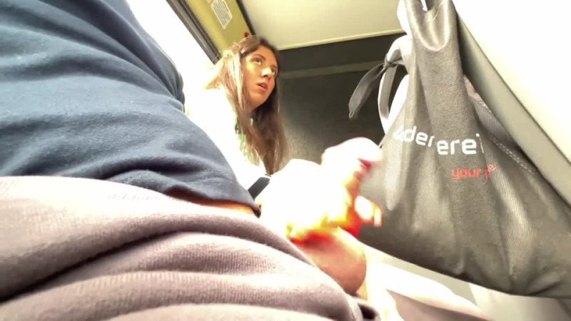 Flash público de polla en el autobús. Una chica extraña me masturba y me chupa hasta que me corra arriesgadamente al aire libre.