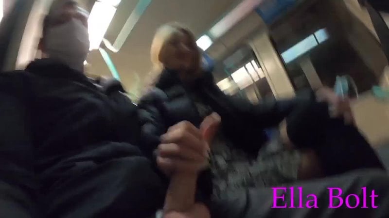Einen Fremden im Londoner öffentlichen Zug wichsen, echt riskanter Amateur-Handjob im Freien von ella Bolt mp4