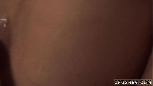 Beau-père baise les filles de son copain dans la cuisine. Problèmes de père sournois