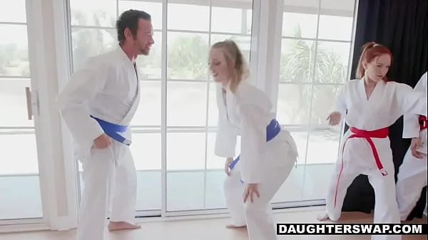 ein süßes, natürliches, brünettes Mädchen