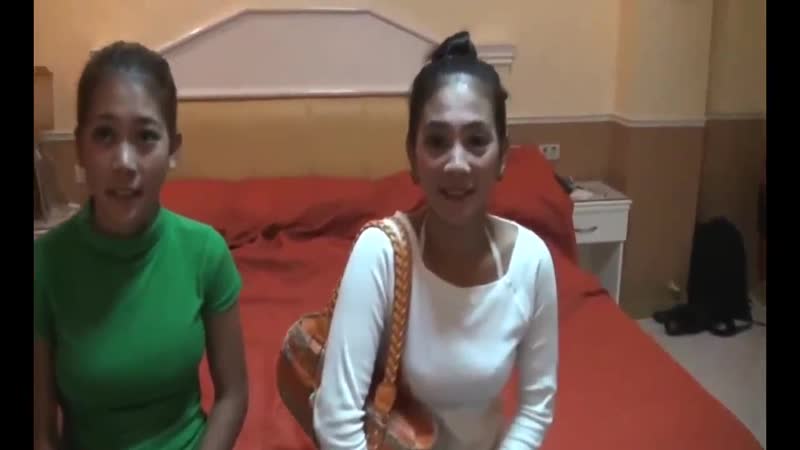 Habe zwei kleine Thailänder ins Zimmer gerufen (thailändischer Dreier, FFM-Teenager, junge, junge, kleine Titten, Doggystyle, Gruppensex, Prostituiertenzimmer)