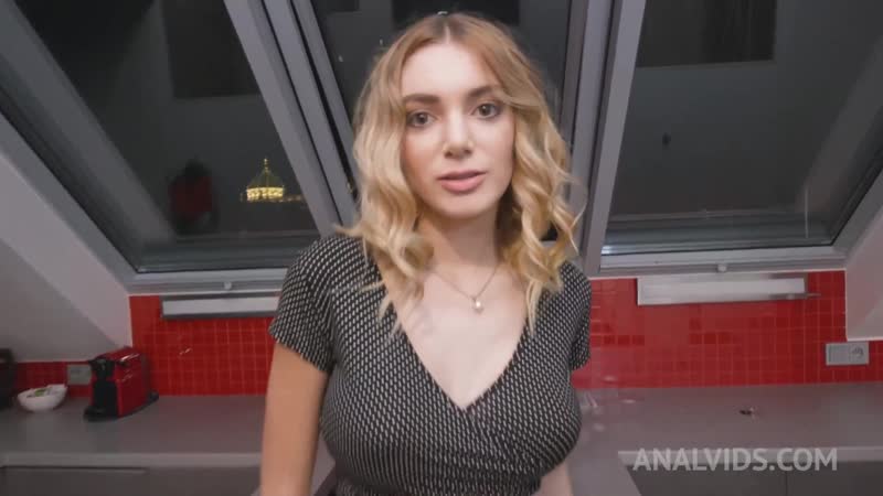 Paola hard recibe un puño anal por sara bell y enculada por chris diamonds monster